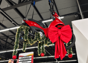 Scooter vermelho na decoracao natalina do supermercado edited